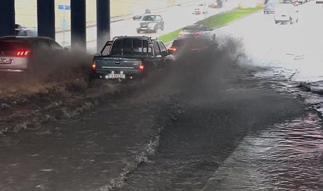 Sağanak yağış caddeleri göle çevirdi: Ne araçlar ne vatandaşlar geçebildi