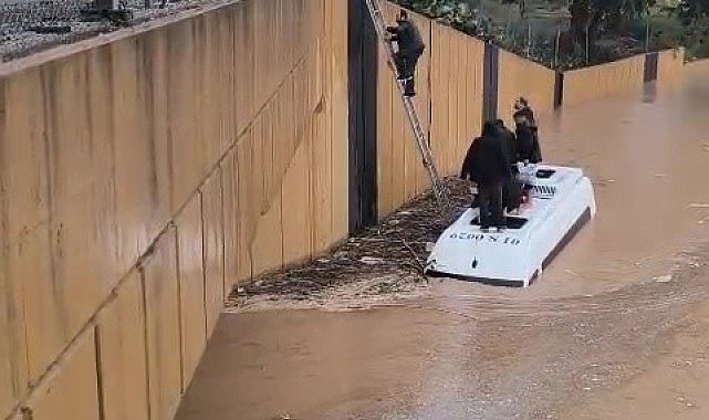 Sağanak yağmura servis aracında yakalananlar merdivenle kurtarıldı