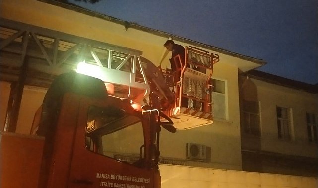 Salihli'de çatıda mahsur kalan kedi kurtarıldı