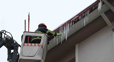 Sibirya soğukları buz sarkıtları oluşturdu, ekipler harekete geçti