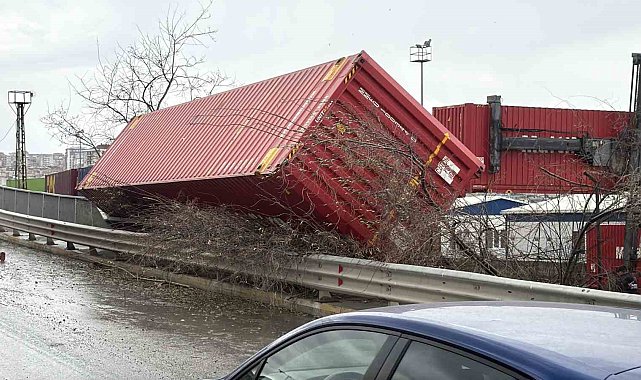 Şiddetli rüzgar eski gümrük sahasında konteynırları devirdi