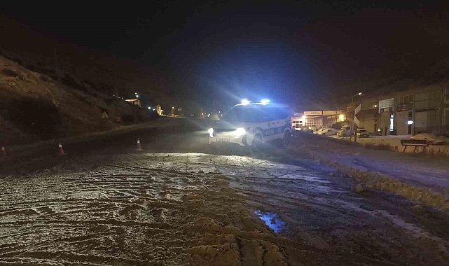 Sivas'ta yoğun kar ve tipi nedeniyle Kayseri-Malatya kara yolu trafiğe kapatıldı