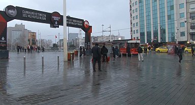 Taksim'de kar yağışı aralıklarla etkisini gösteriyor