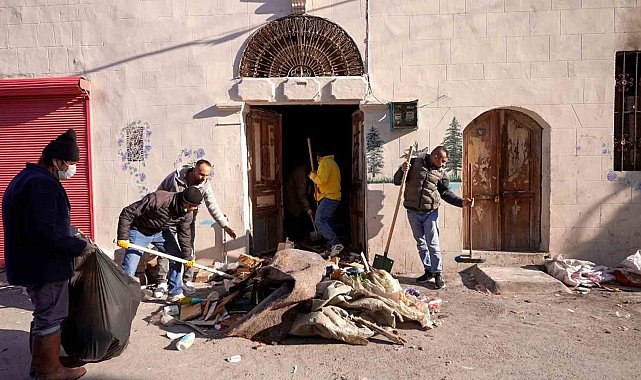 Tarsus'ta kötü koku şikayeti üzerine adrese giden ekipler, evden 28 kamyon atık çıkardı