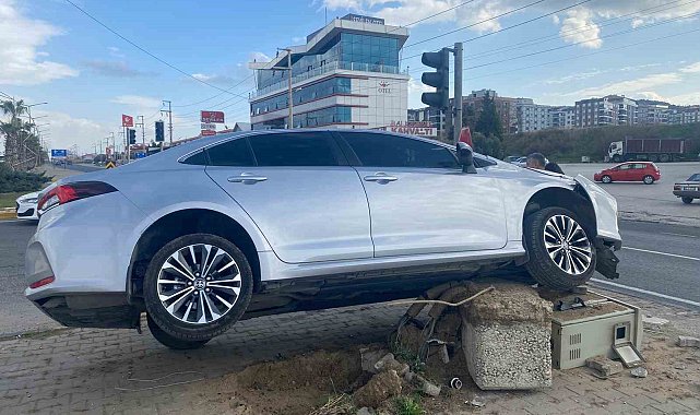 Turgutlu'da otomobil refüje çıktı: 1 yaralı