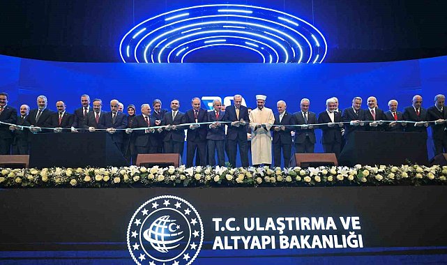 Ulaştırma ve Altyapı Bakanı Uraloğlu: "2002'de 6 bin 101 kilometre olan bölünmüş yol ağımızı bugün 30 bin kilometreye çıkardık"
