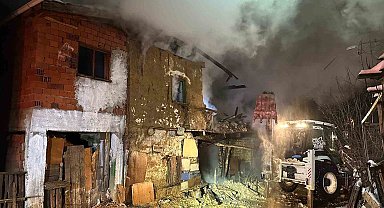 Uşak'ta iki katlı ev yangında küle döndü: Karı-koca dumandan etkilendi