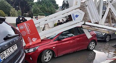 Üsküdar'da tırın üzerindeki ekskavatör tabelaya çarptı: 7 araç zarar gördü