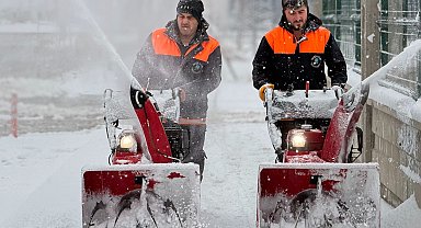 Yeşilyurt Belediyesi karla mücadelede 724 sahada!