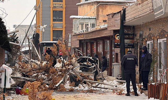 Yoğun kar yağışı Suruç'taki sanat sokağında çökmeye neden oldu