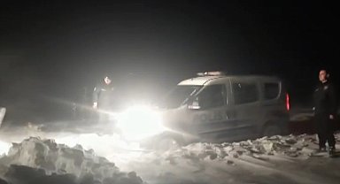 Yolda kalan polis aracının yardımına iş makineleri yetişti