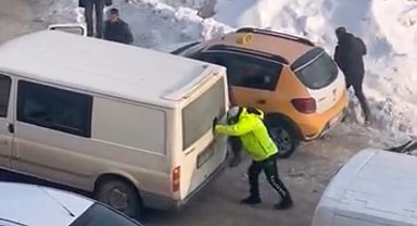 Yüksekova'da soğuk havada iç ısıtan hareket: Trafik polisi mahsur kalan aracı iterek kurtardı
