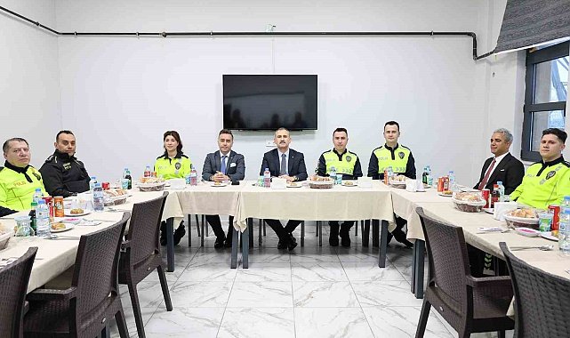 Ağrı'da Vali Bozkurt, trafik polisleriyle iftarda bir araya geldi