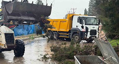 Akdeniz'de fırtına sonrası belediye ekipleri teyakkuzda