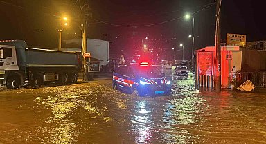 Alanya'da Oba çayı taştı, caddeler sular altında kaldı