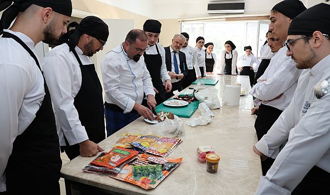 ALKÜ'lü öğrenciler Uzak Doğu mutfağını uzmanından öğreniyor