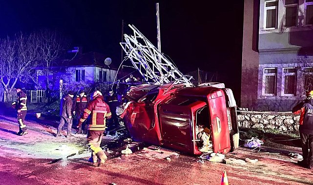 Amasya'da kamyonet çarptığı elektrik direğini ikiye ayırdı: 1 yaralı