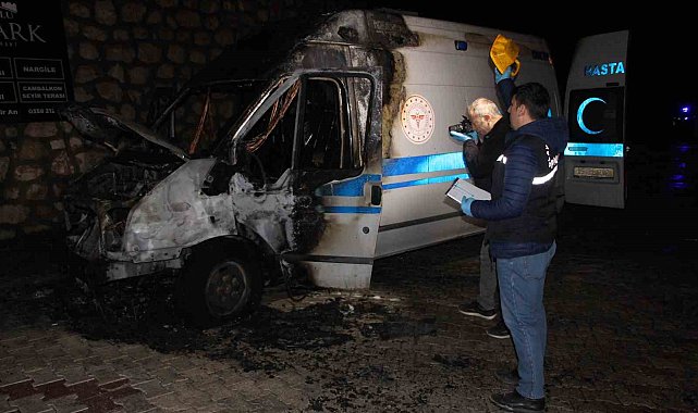 Ambulans alev aldı: Kahraman şoför, hasta ve yakınlarını kurtardı, oksijen tüplerinin patlamasını önledi