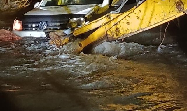 Ankara'da suya kapılan araç yaklaşık 150 metre sürüklendi