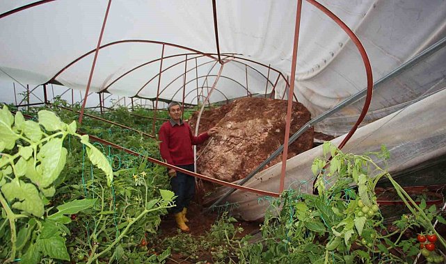 Antalya'da heyelan evlerin duvarlarını çatlattı, seralara dev kayalar düştü