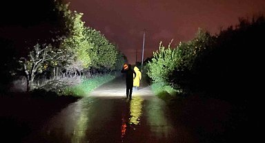 Antalya'da sel sularının bastığı barınakta mahsur kalan 27 köpek botlarla kurtarıldı