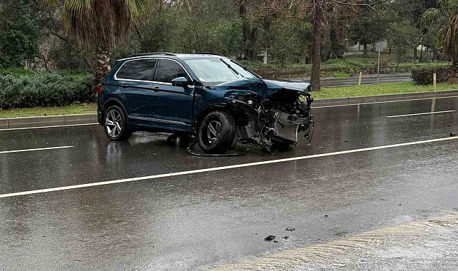 Antalya'da yağışlı havada kaza ucuz atlatıldı