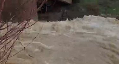 Arıcak'ta kar eridi, dereler coştu