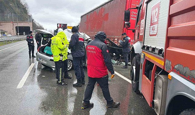 Artvin'de otomobil park halindeki tıra çarptı: 2 ölü, 1 yaralı