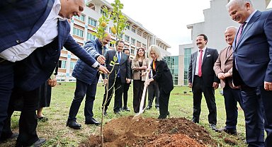 AÜ İlahiyat Fakültesi bahçesine 100 ağaç dikildi