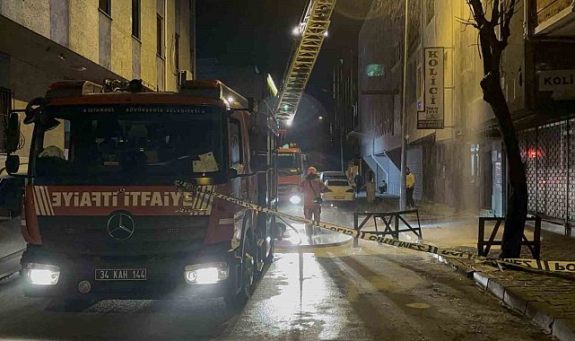 Bağcılar'da 4. kattaki iş yerinde yangın çıktı