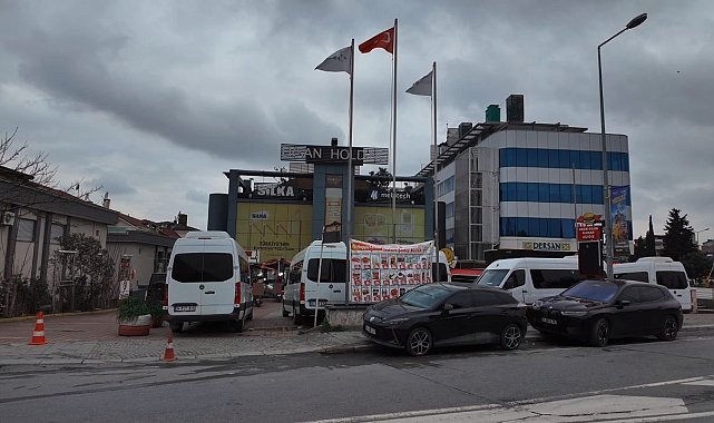 Bakırköy'deki market otoparkında "Servis Minibüsü" krizi: Müşteriler ve işletmeci isyan etti