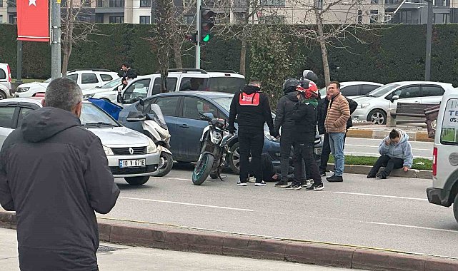 Balıkesir'de otomobil, motosiklete çarptı; 1 yaralı