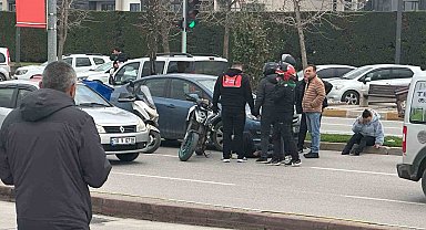 Balıkesir'de otomobil, motosiklete çarptı; 1 yaralı