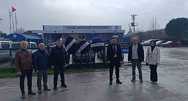 Balıkesir'de TÜVTÜRK önünde siyah çelenkli protesto