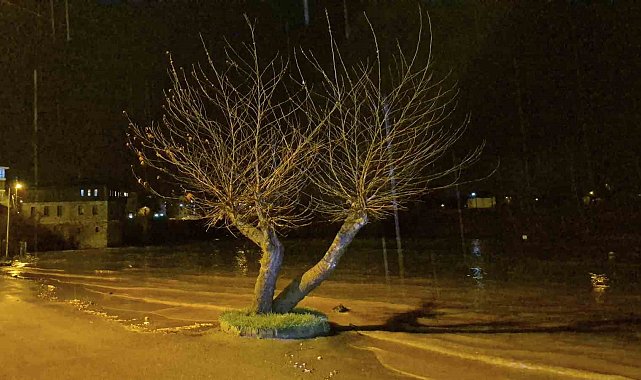 Bartın'da sağanak ve dolu yağışı ırmağı taşırdı