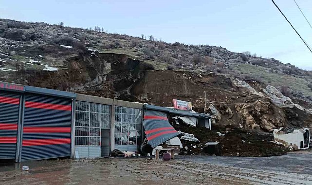 Bitlis'te heyelan: Sanayi sitesindeki dükkan toprak yığını altında kaldı