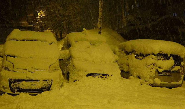 Bitlis'te kent merkezi beyaza büründü
