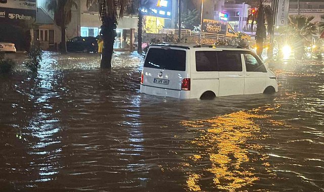 Bodrum sağanak yağışa teslim oldu: Yollar göle döndü, evleri su bastı