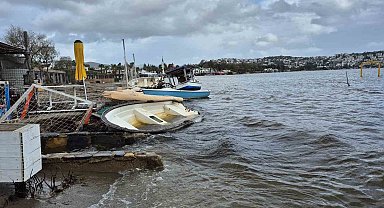 Bodrum'da tekneler kıyıya sürüklendi