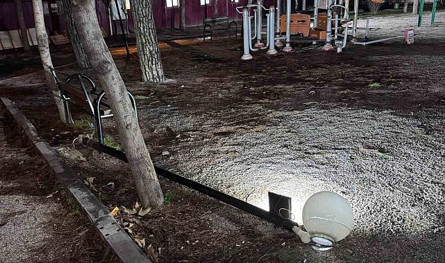 Buldan'da çocuk parkındaki aydınlatma direği tehlike saçıyor