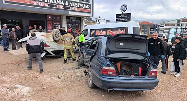 Bursa'da ehliyetsiz sürücü, park halindeki araçlara çarptı: 8 öğrenci yaralandı