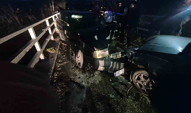 Bursa'da iki otomobil kafa kafaya çarpıştı: 3 yaralı