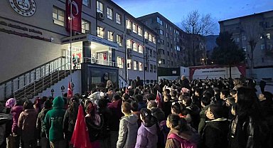 Bursa'da minik öğrenciler, depremde hayatını kaybedenleri unutmadı