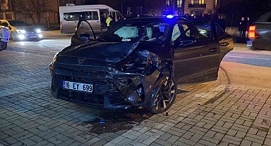 Bursa'da otomobil ile minibüs çarpıştı: 9 yaralı