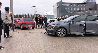 Bursa'da otomobiller çarpıştı: 1 yaralı