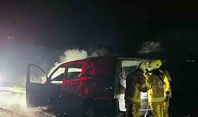 Bursa'da seyir halindeki araç alevlere teslim oldu