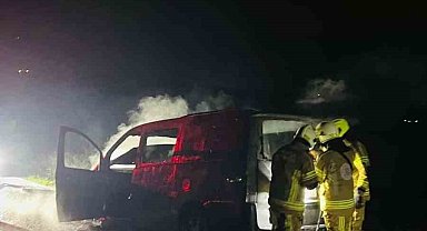 Bursa'da seyir halindeki araç alevlere teslim oldu