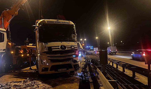 Büyükçekmece TEM Otoyolu'nda tır devrildi: 1 yaralı