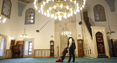 Büyükşehir ekiplerinin camilerde temizlik çalışmaları sürüyor