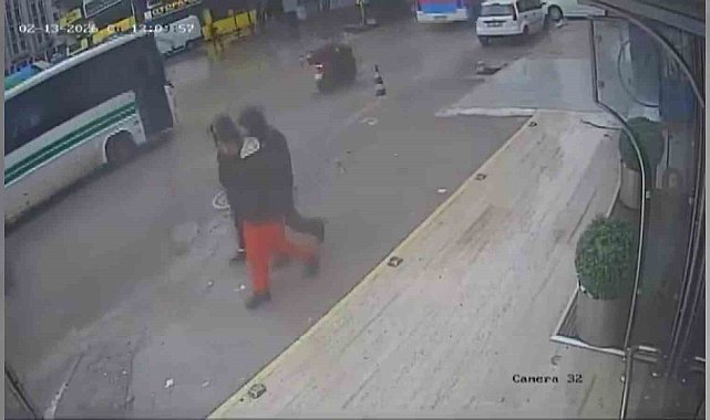 Çukura düşen motosikletli, otobüsün altında kalmaktan son anda kurtuldu